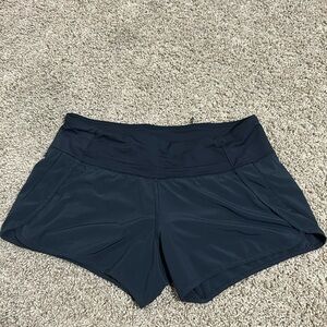Black size 8 4” lulu speed up shorts